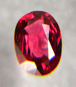 赤またはピンク系の宝石